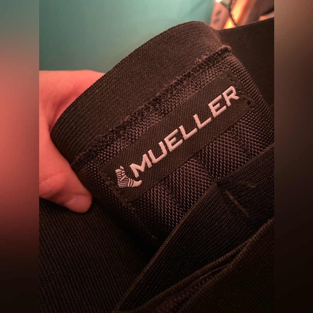 Waist trainer, heavy lifting waist trainer, black, Mueller brand.